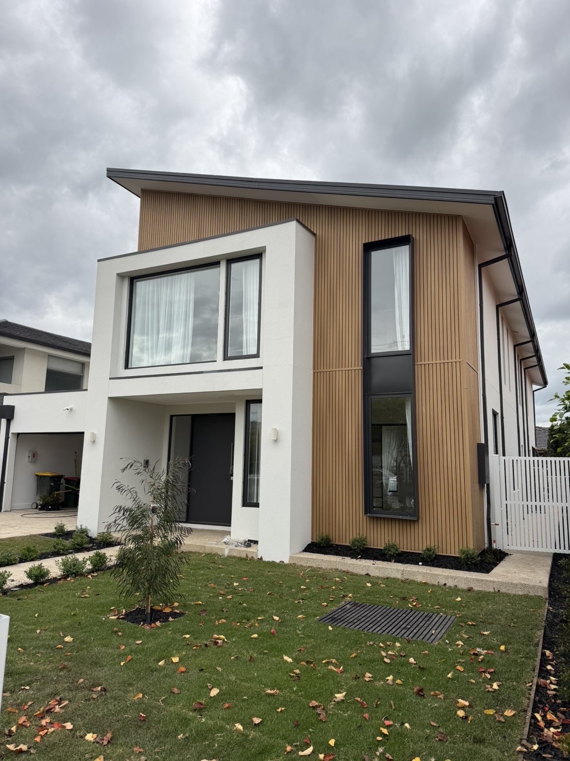 Modern Melbourne home with timber-look vertical exterior cladding by Topflow
